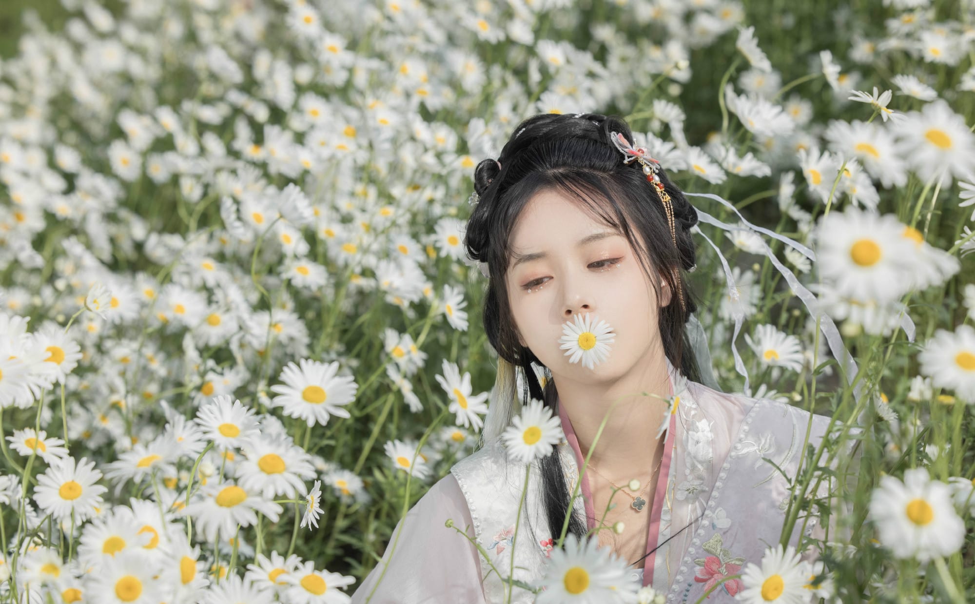 美女写真:娇媚小才女户外古风汉服美拍,花丛题诗放纸鸢