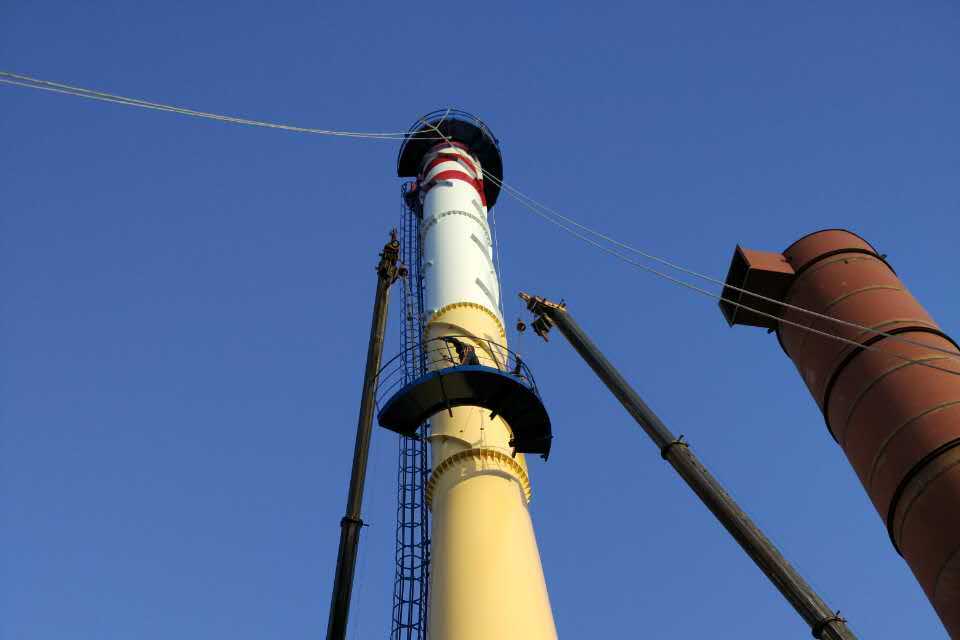 烟囱爬梯是烟囱设施的重要部分,定期维修保养可提高安全性,环保和生产