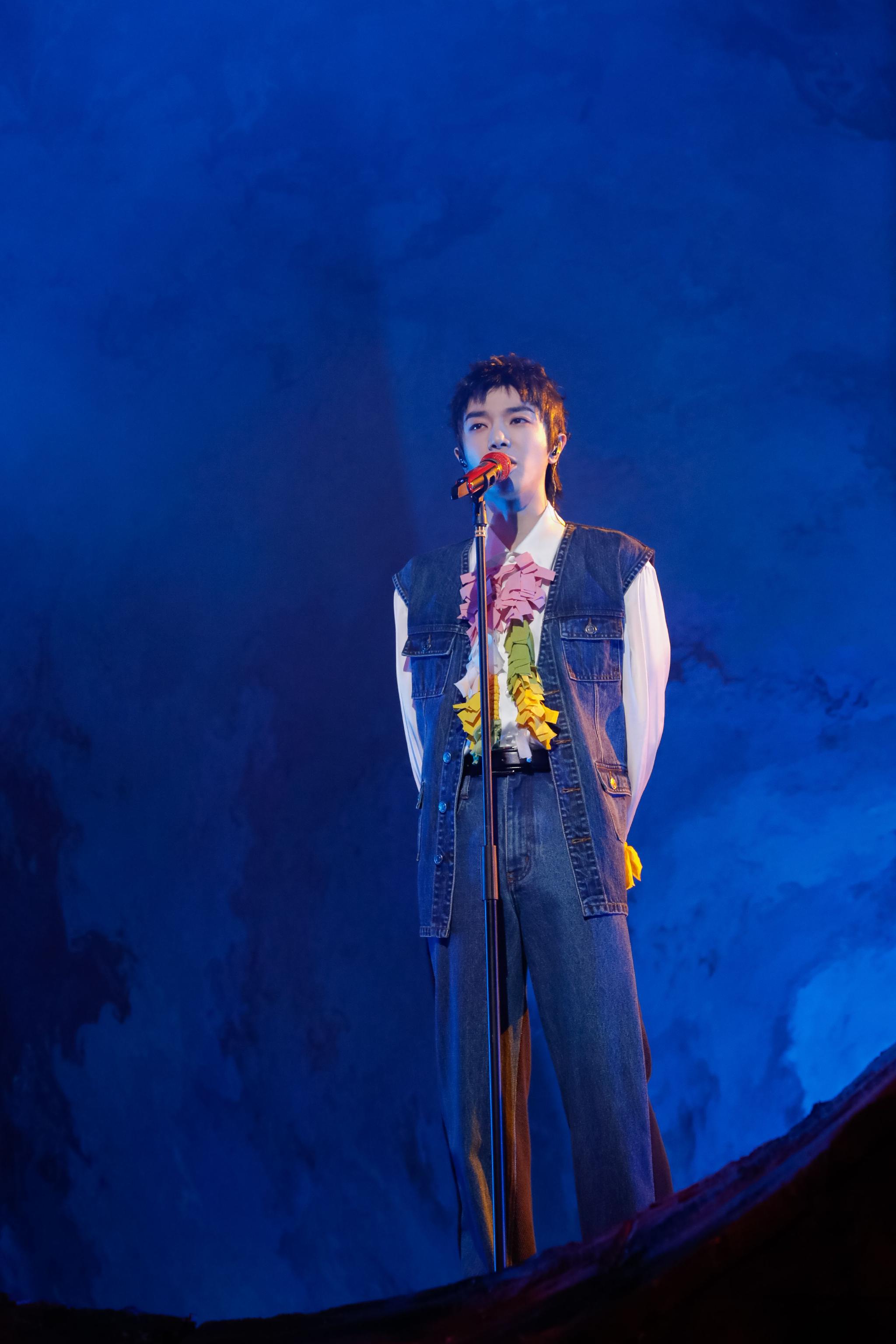 丨华晨宇《小镇里的花》mv预告海报释出!