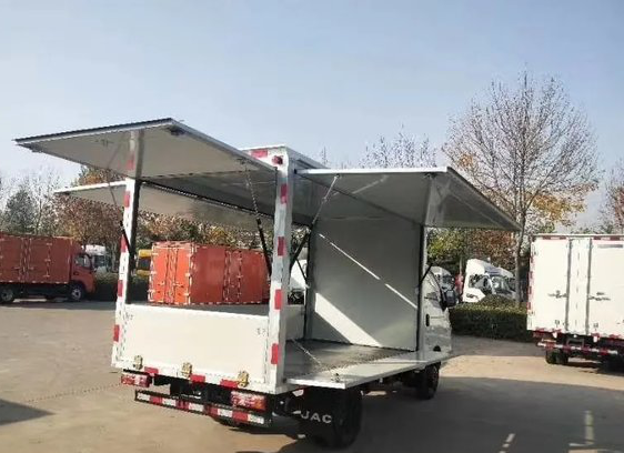 东风小康推出了一款东风小康翼,整体的设计还是货箱可打开的,适合于