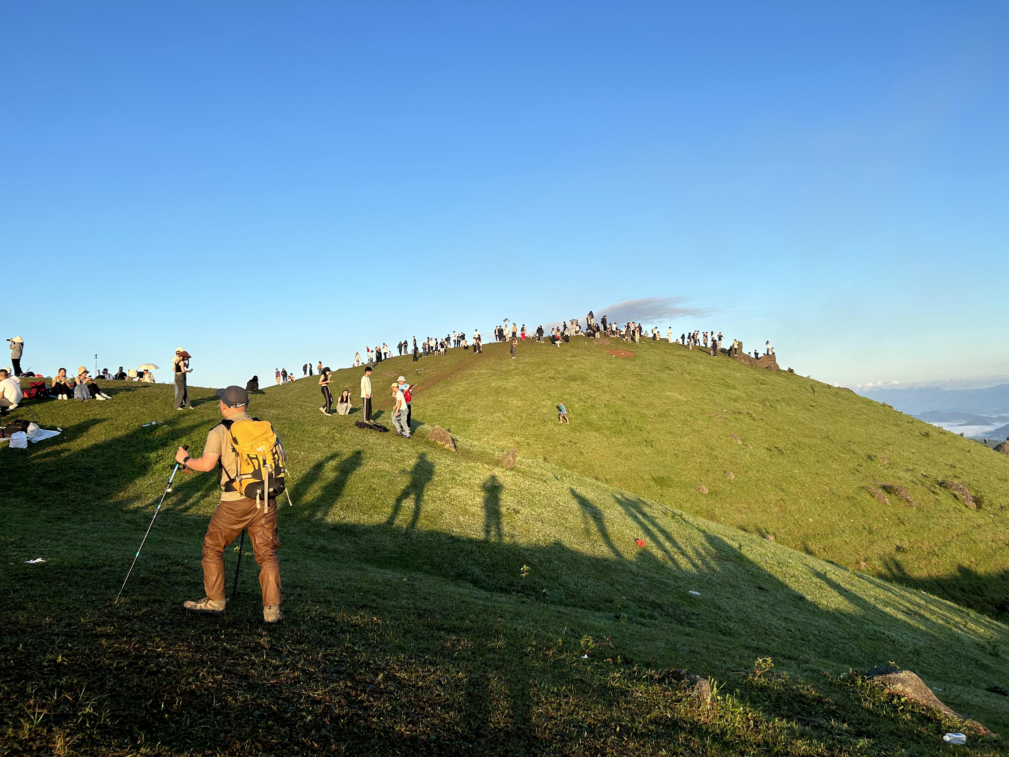 广西防城港哪里可以登山——望洲顶游玩攻略,蓝天碧草,天然山路