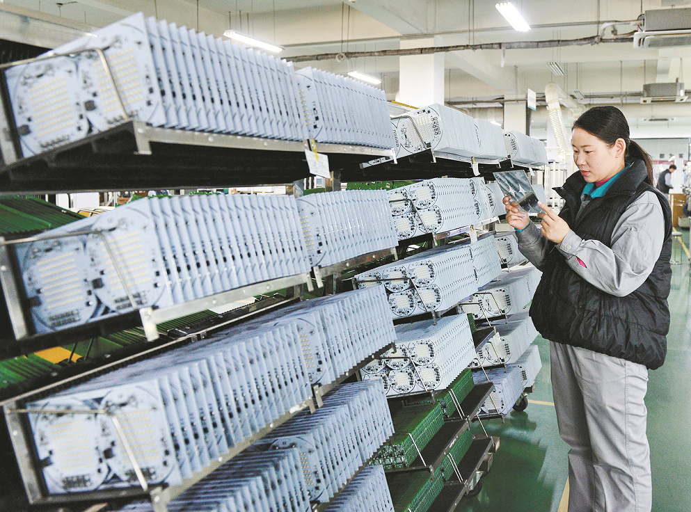 尼特智能科技股份有限公司工作人员对产品进行抽样检测。 图片