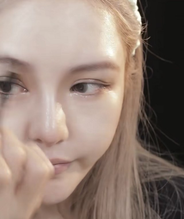 周扬青素颜示范美妆现整形疤痕 发文感谢经纪人暖心举动