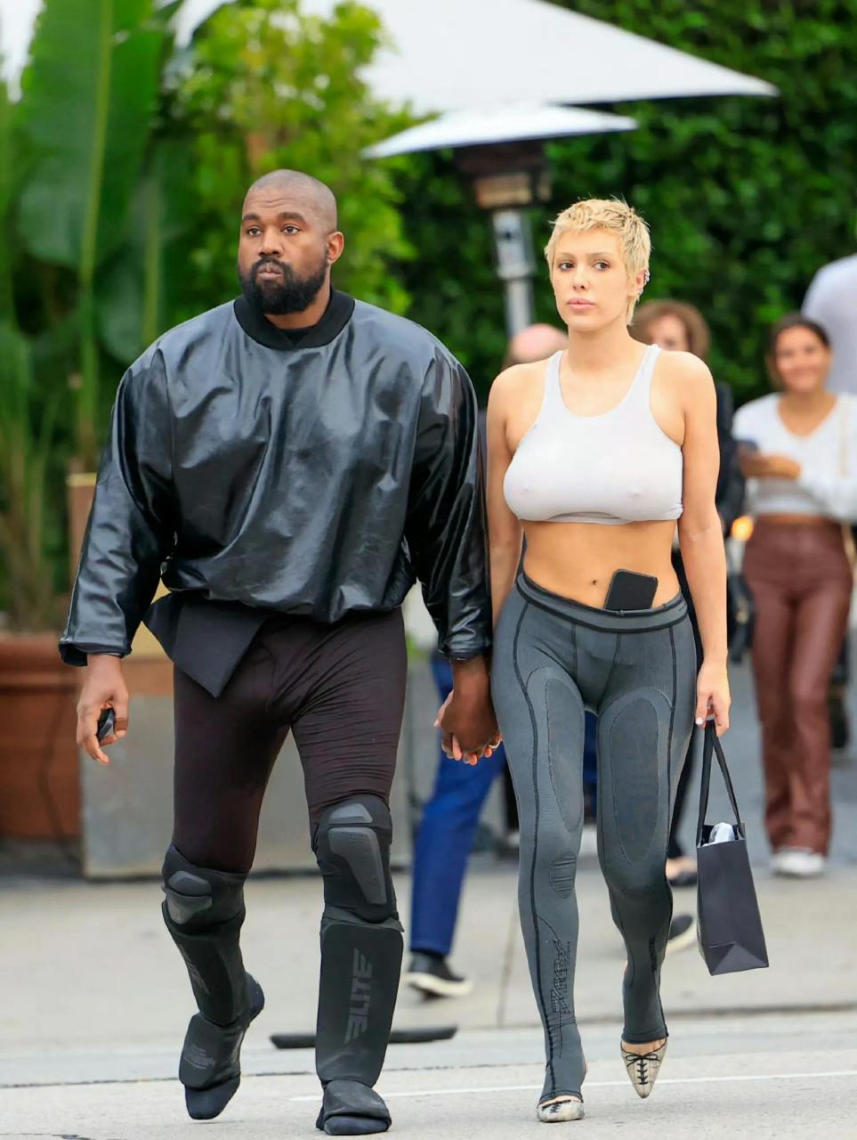 侃爷kanye west和新婚妻子bianca censori外出街拍～  本文并不代表小