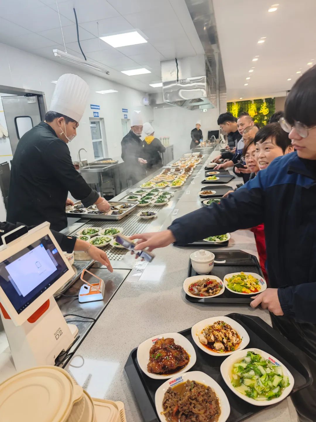 员工摔抹布逼宫加薪?王老板用"教剁排骨"化解危机,小店管理哲学亮了!