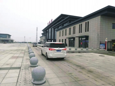 郑万高铁方城站开通1年多,乘客进站需爬坡!相关负责人回应