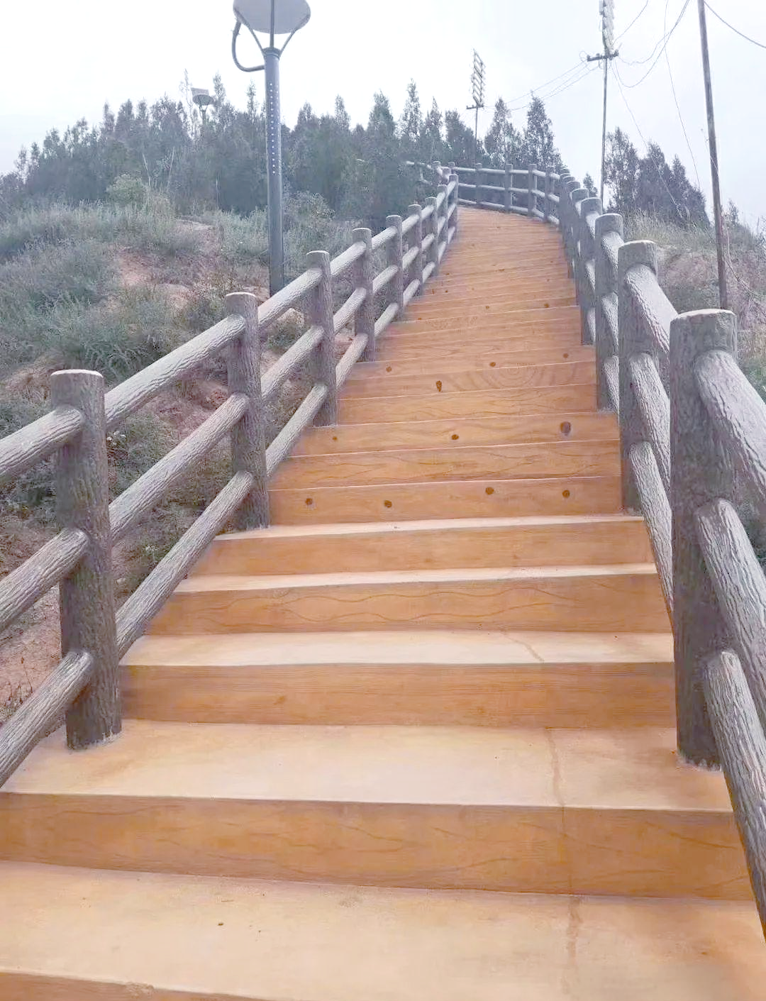 在乡村改造的进程中,水泥仿木方格栏杆以其酷似真实木材的外观和坚固