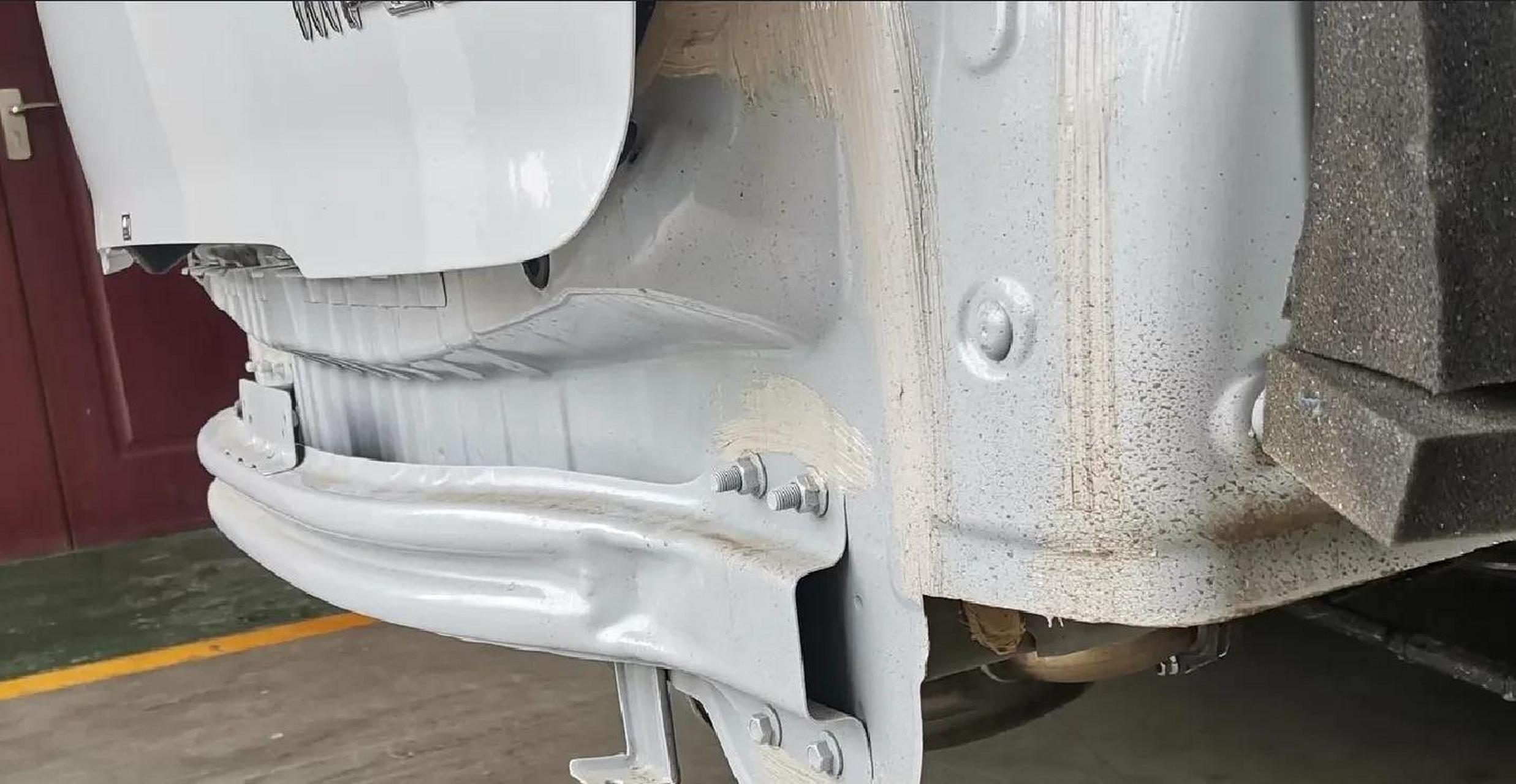 比亚迪送plus dmi后防撞梁采用单层冲压,就这厚度,丰田恐怕都比比亚迪