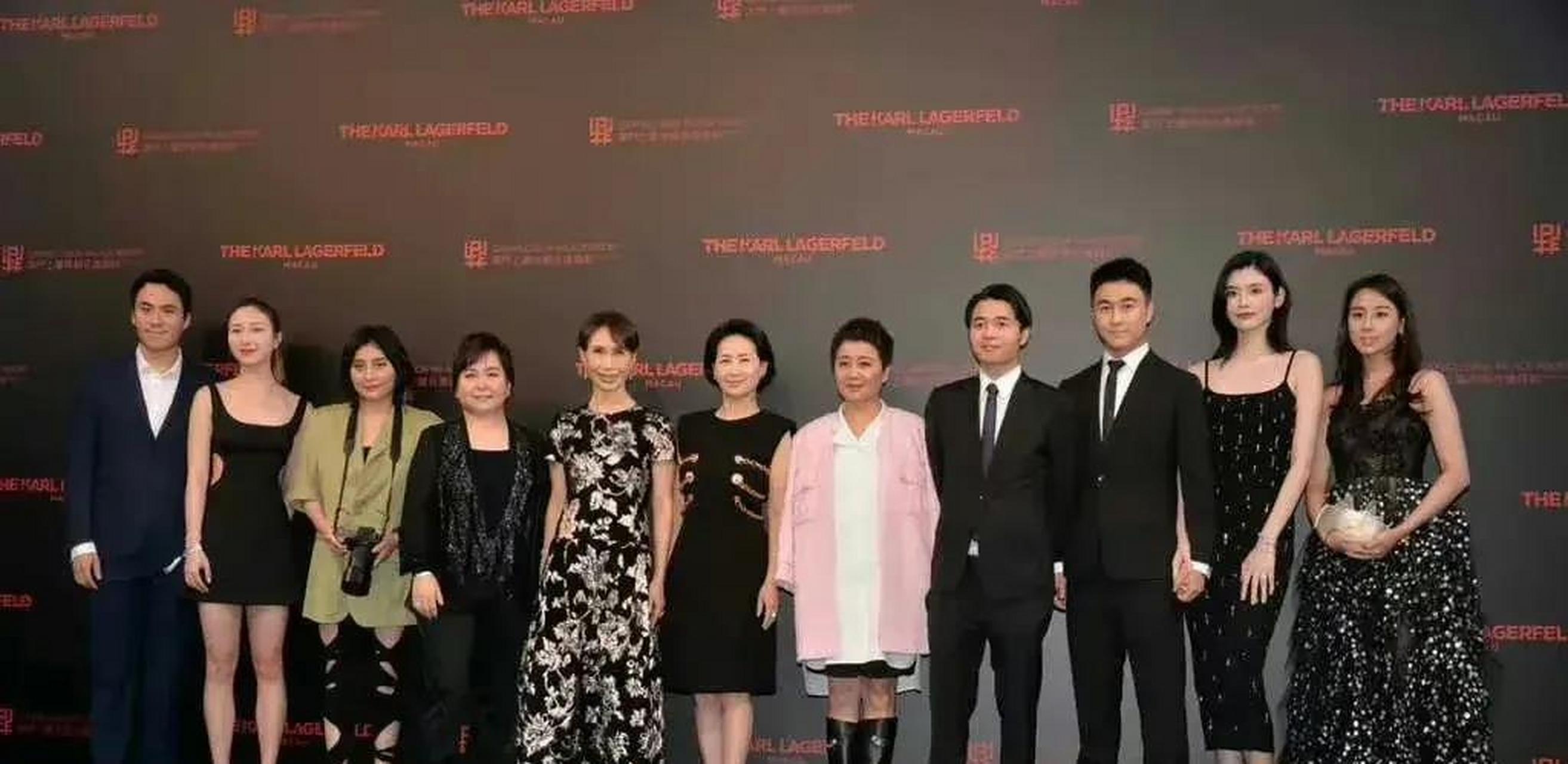 这张照片体现了四太梁安琪的地位  何超琼是赌王家族掌门人,虽在大