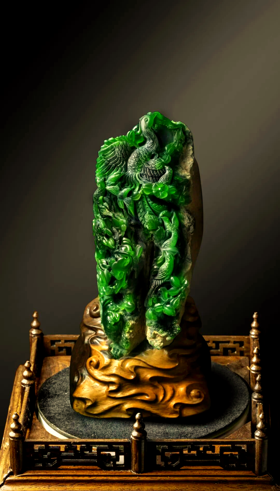 百鸟朝凤:翡翠雕刻中祥瑞的永恒魅力