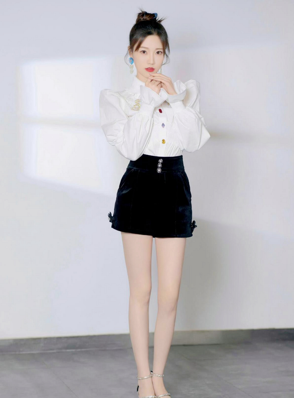 张纯烨美腿玉足尽显妖娆身材