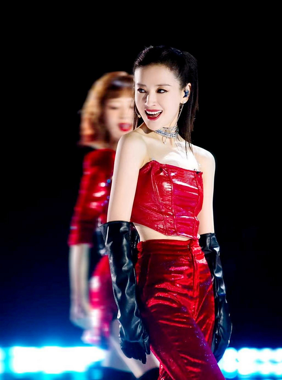 董洁烟熏妆红唇酷红舞台亮相,展现不一样的魅力.
