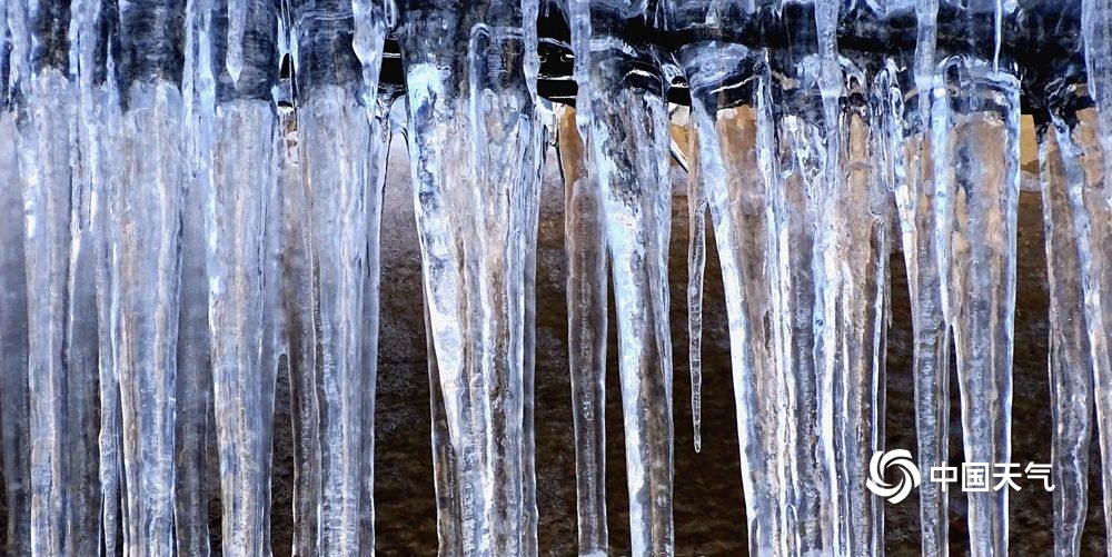 哈尔滨:强降雪后"冰溜子"遍布街头 构成别样风景