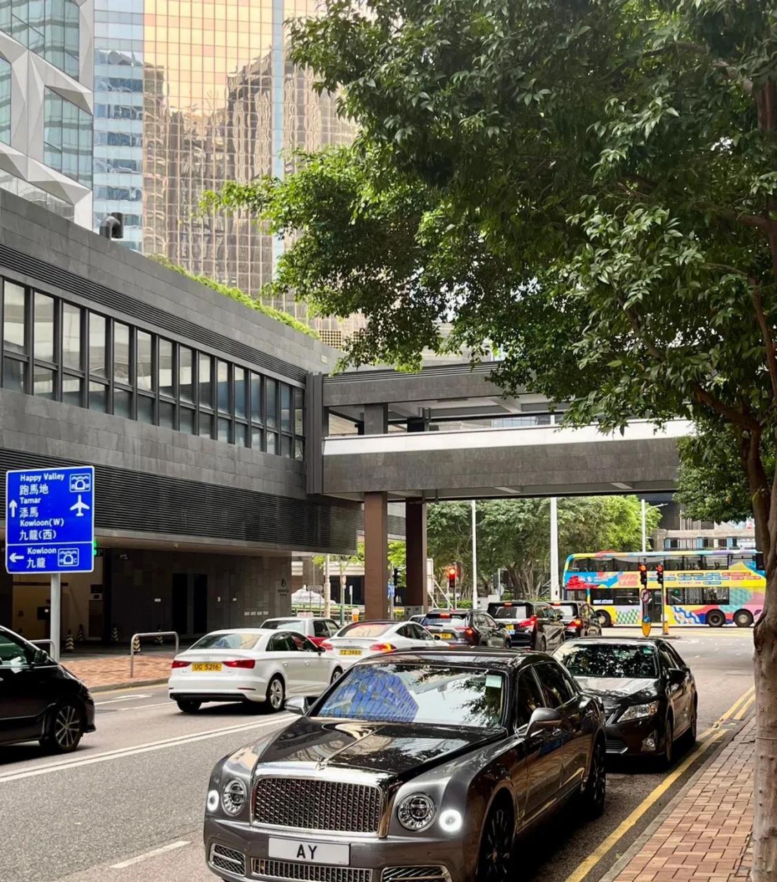 杨受成的座驾,除了宾利就是劳斯莱斯,一生不坐奔驰车.