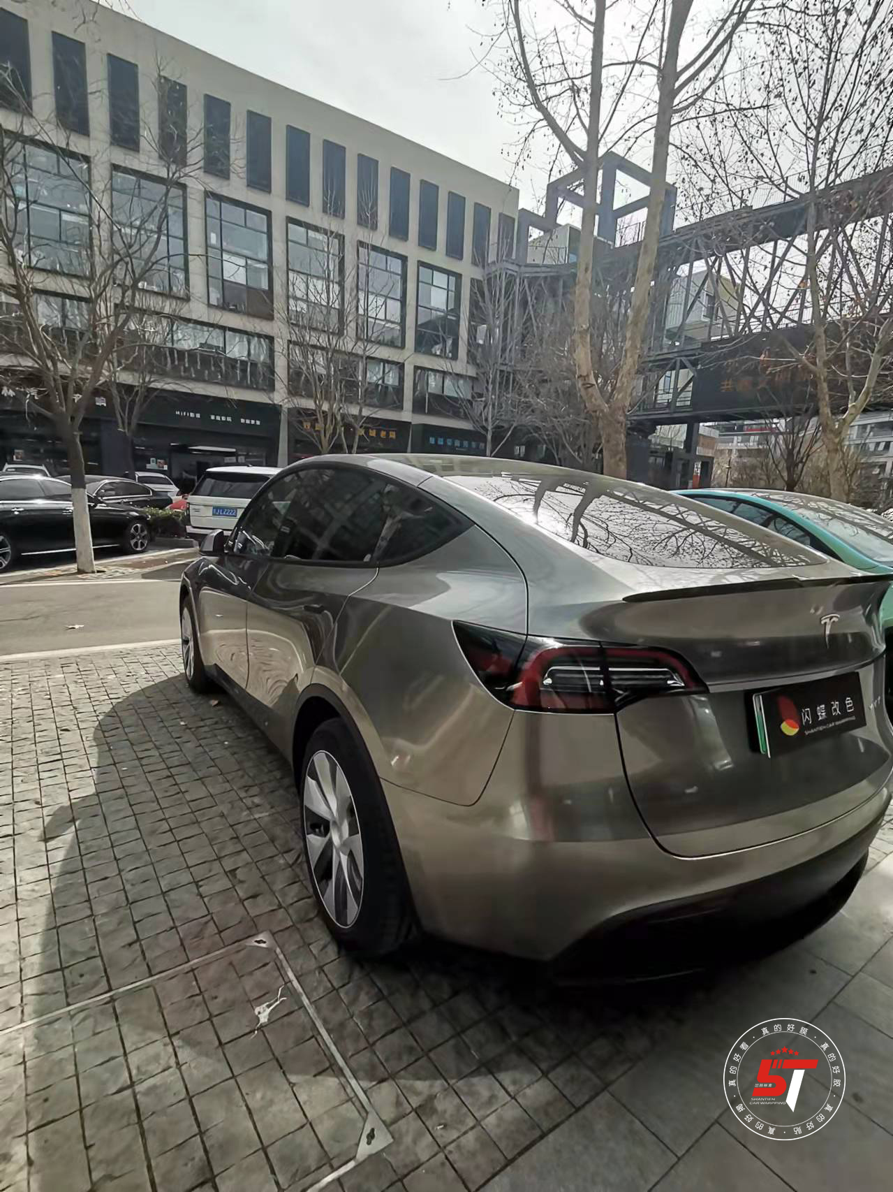 闪蝶车身改色汽车贴膜特斯拉model y 液态金属银
