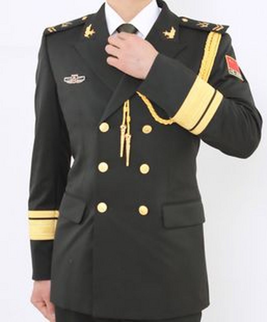 我认为士官和军官都该配发礼服,毕竟军队的基础就是那些士官,军官就不