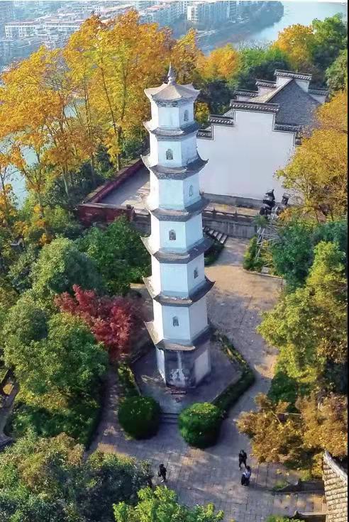 桐君山新发现一通明代碑刻,记述了桐君塔的修建历史,但还有一处存疑