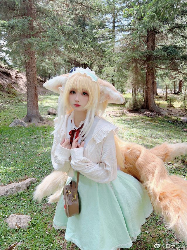 菌子宝宝cos铃兰小姐,展现九尾狐的迷人与可爱