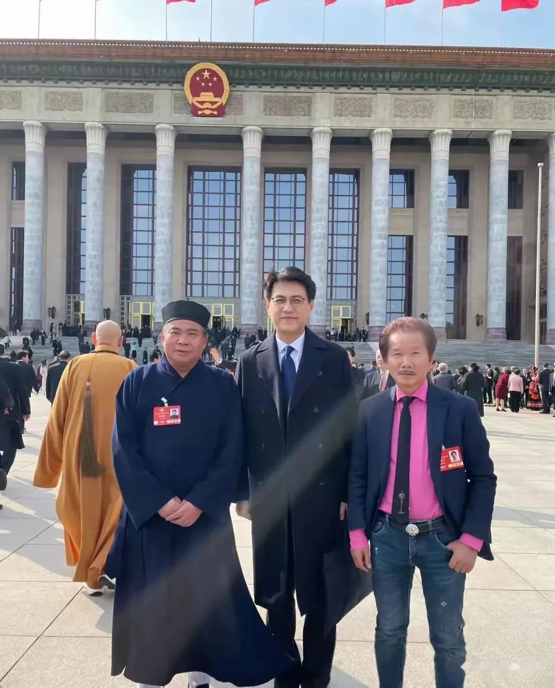 演员靳东参加两会干部身份不一般穿黑大衣帅气儒雅被围观了