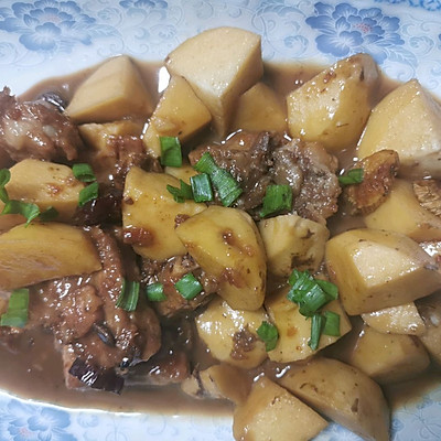 这道红烧排骨芋头香极了,儿子三天两头就要吃!