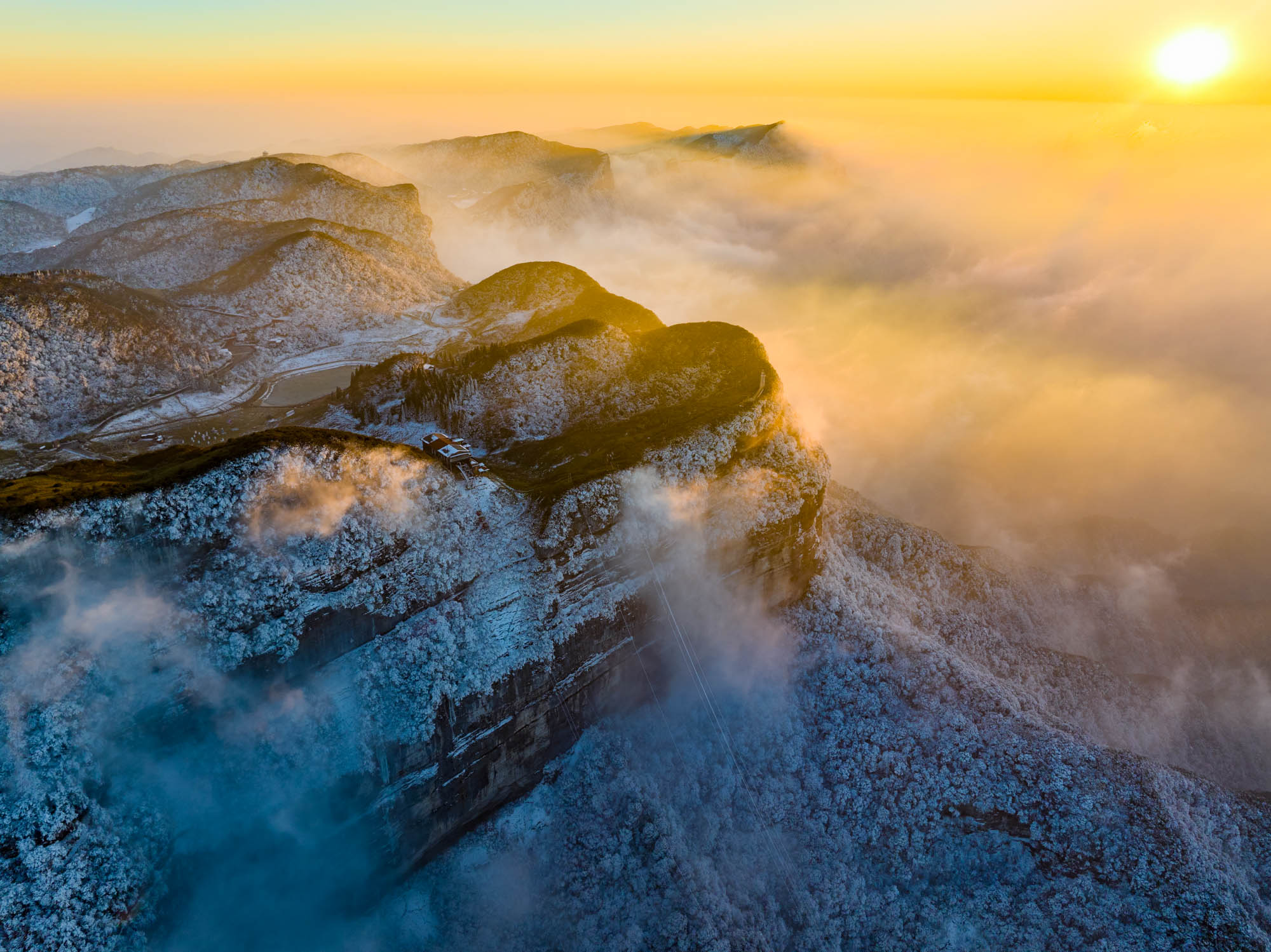 金佛山雪后初霁 云海翻腾似仙境