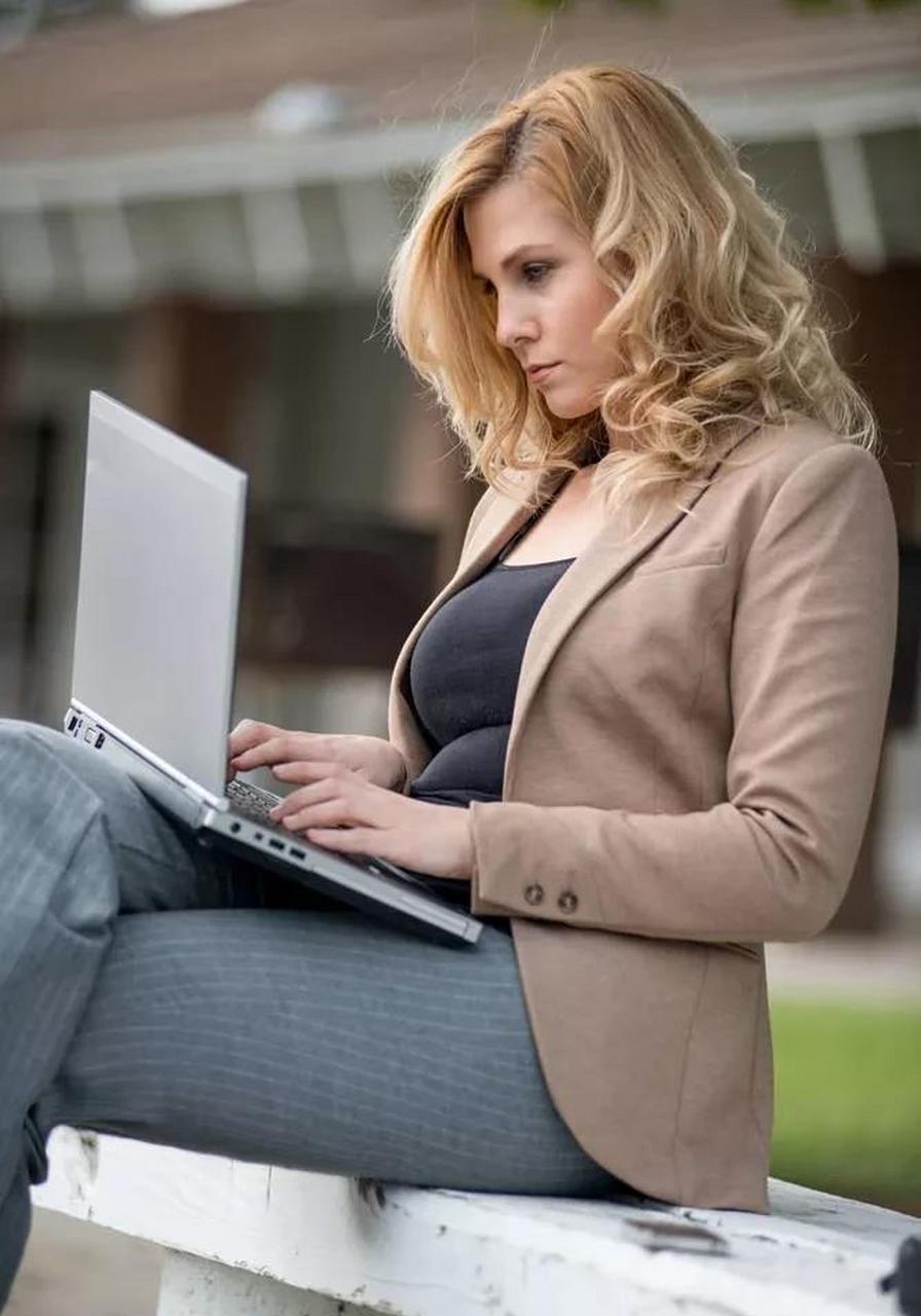 就在前不久,我到美国出差认识了一位美国白领,她长得很漂亮,对我也很