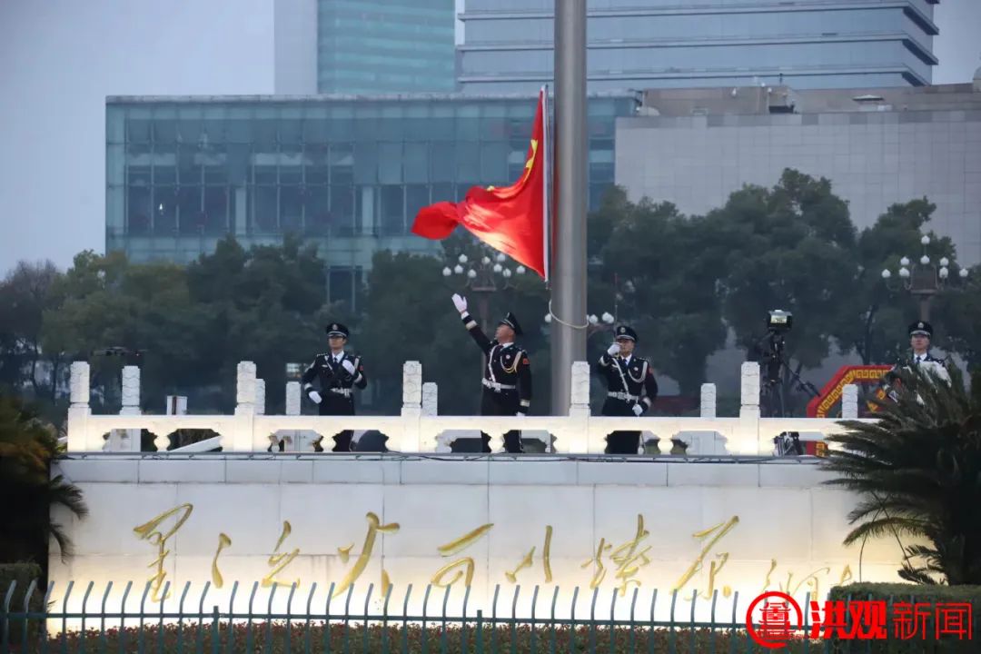 《义勇军进行曲》7时05分"向国旗敬礼——"向升旗台迈进八一南昌起义