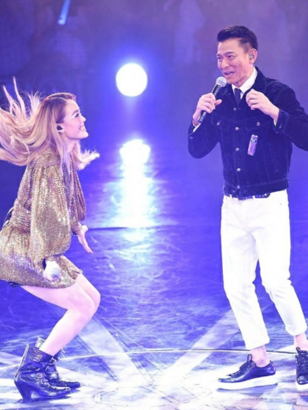 容祖儿和刘德华同框似"少女",穿得亮闪闪也很可爱,俏皮感十足