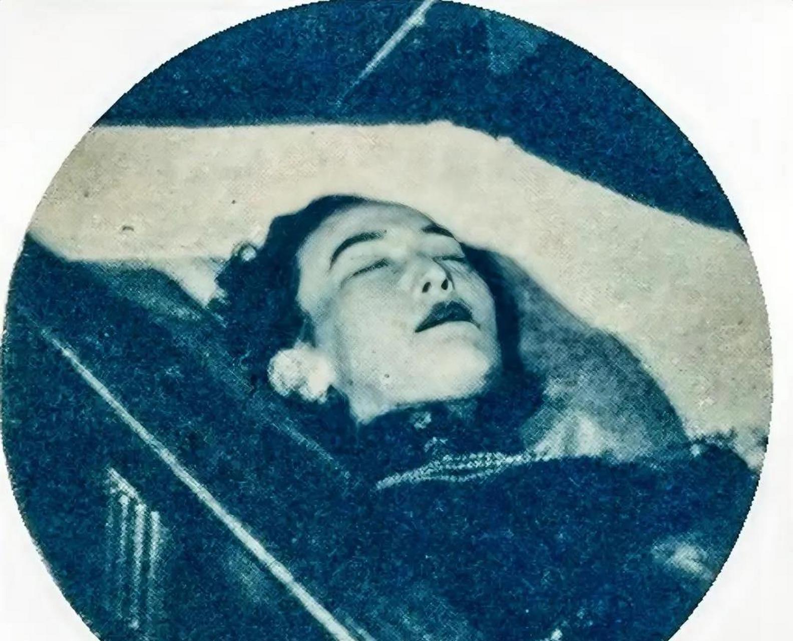 遗容,照片中的她身穿旗袍,脖子上带着珍珠项链,神态安详的躺在棺材当