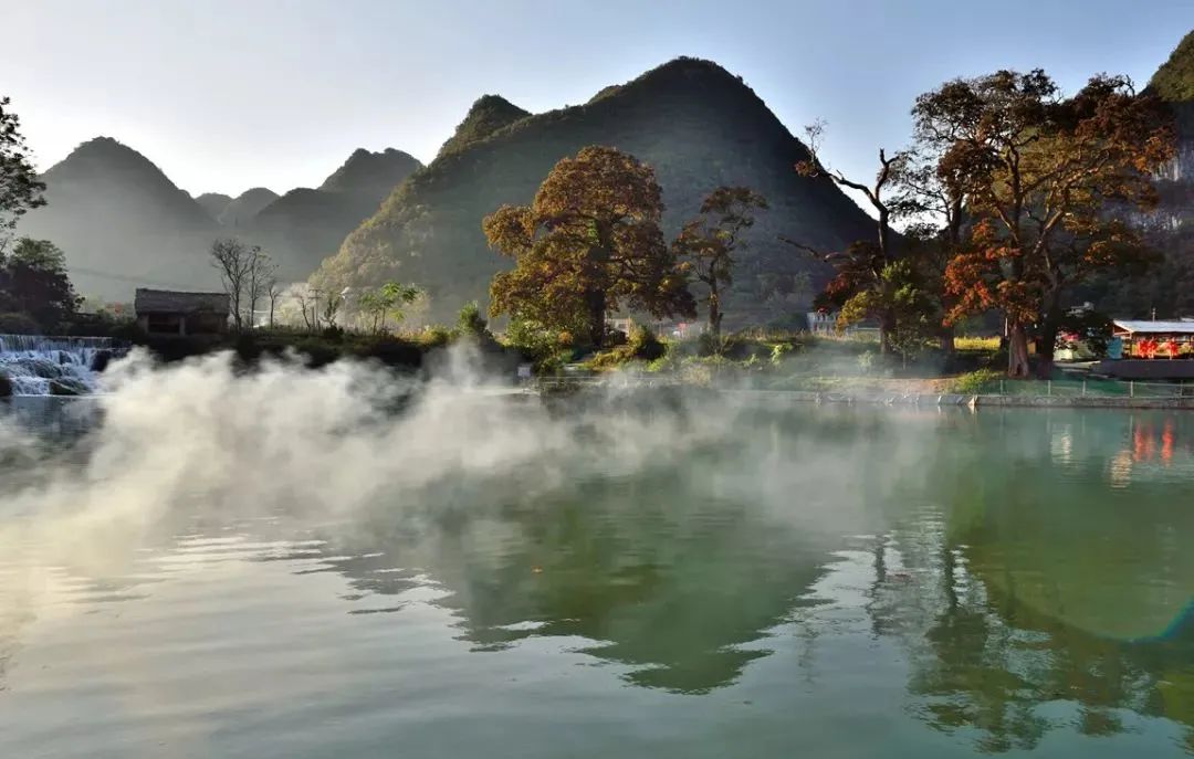 位于安龙县城东北方向,距县城16公里,距乡政府驻地6公里,风景秀丽