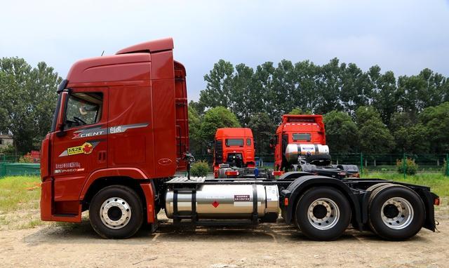 侧置双气瓶优势明显,实拍现代创虎lng牵引车,跑干线运输如何?