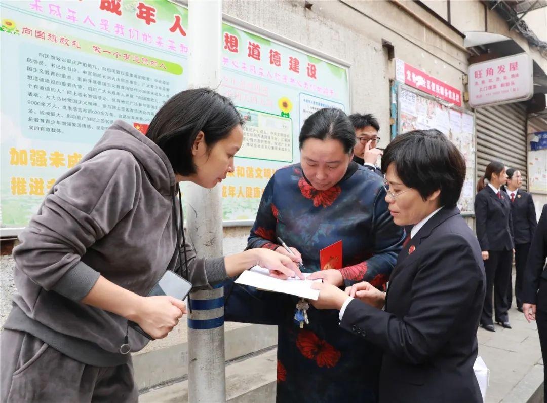 韶华不负检察蓝—记"全省优秀女检察官"谭香萍