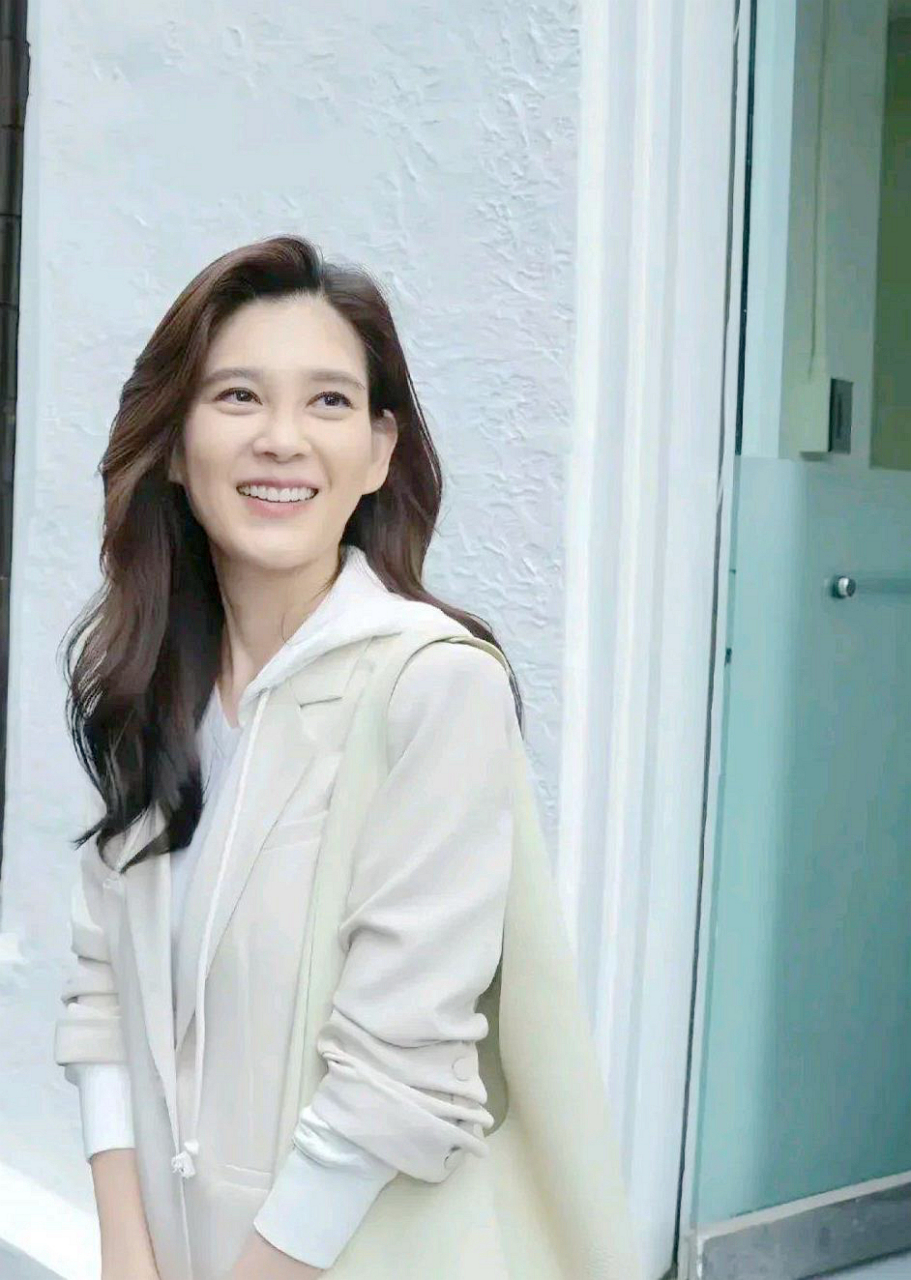 三星公主李富真身穿白色连衣裙,气质非凡.