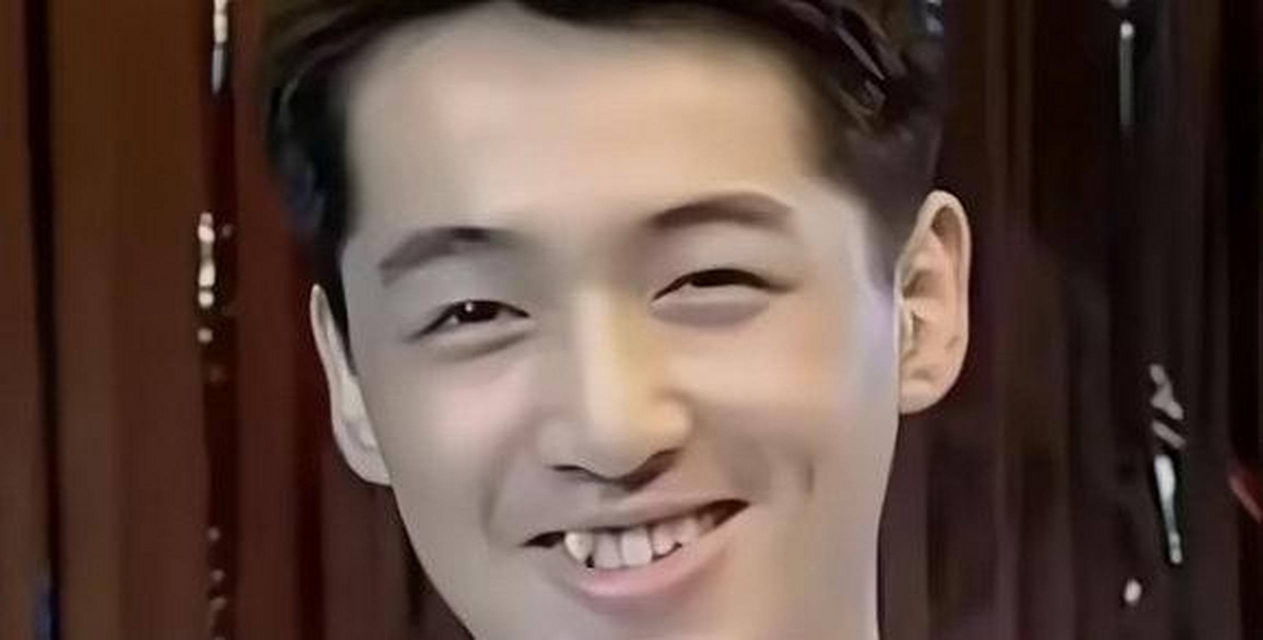 胡歌做烤瓷牙之前的牙齿,小虎牙还挺可爱的.