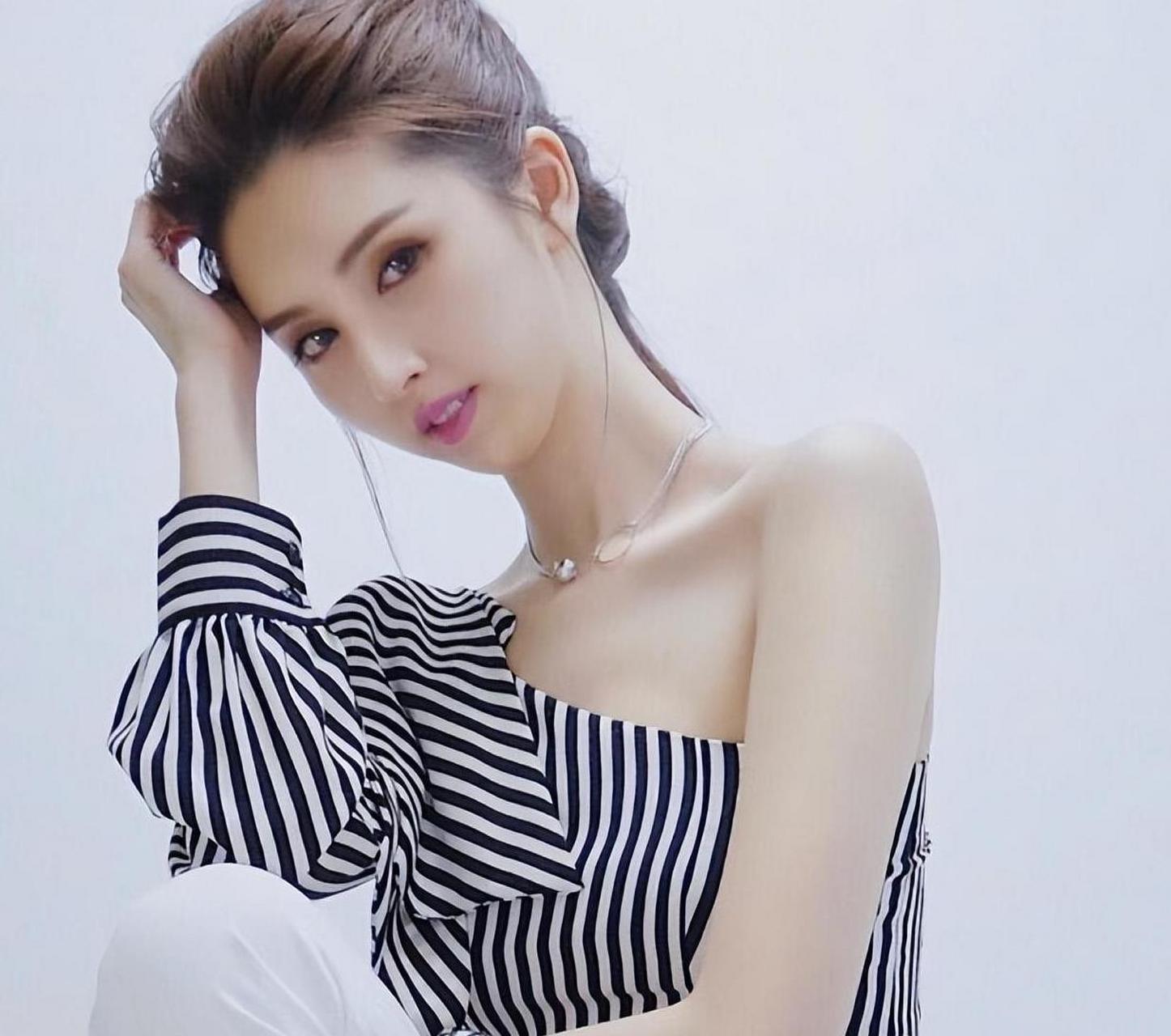 何傲儿本是个富家女,家境很好,也很有天赋,拿过很多体操奖项,可是她的