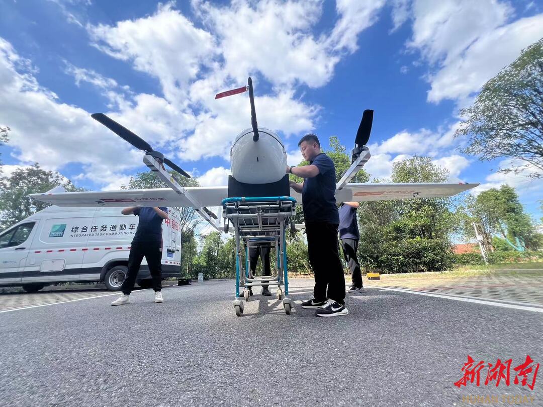 视频丨特种无人机空中执勤,通讯信号