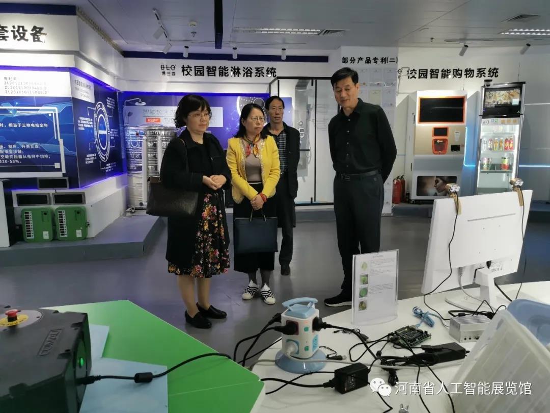 河南职业技术学院副校长肖珑,继续教育学院院长胡锡凤参观展览馆