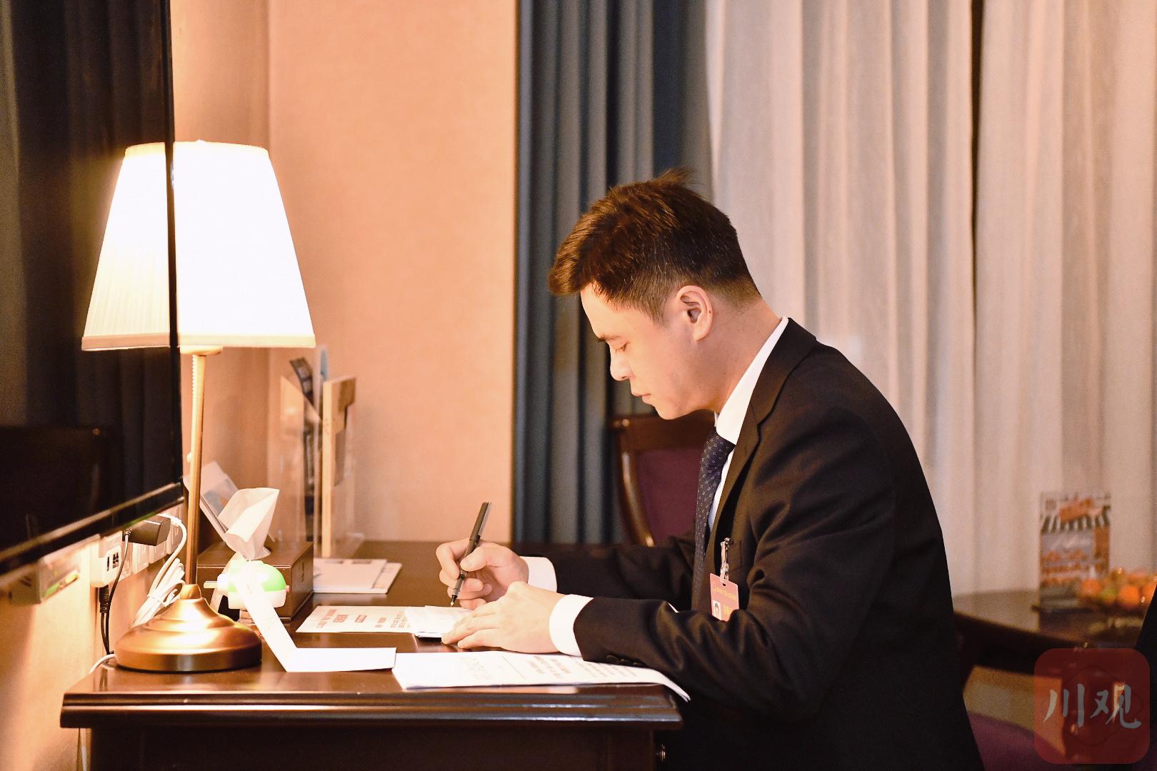 两会视点|专访重庆市人民政府驻四川办事处主任李历:在唱好"双城记"