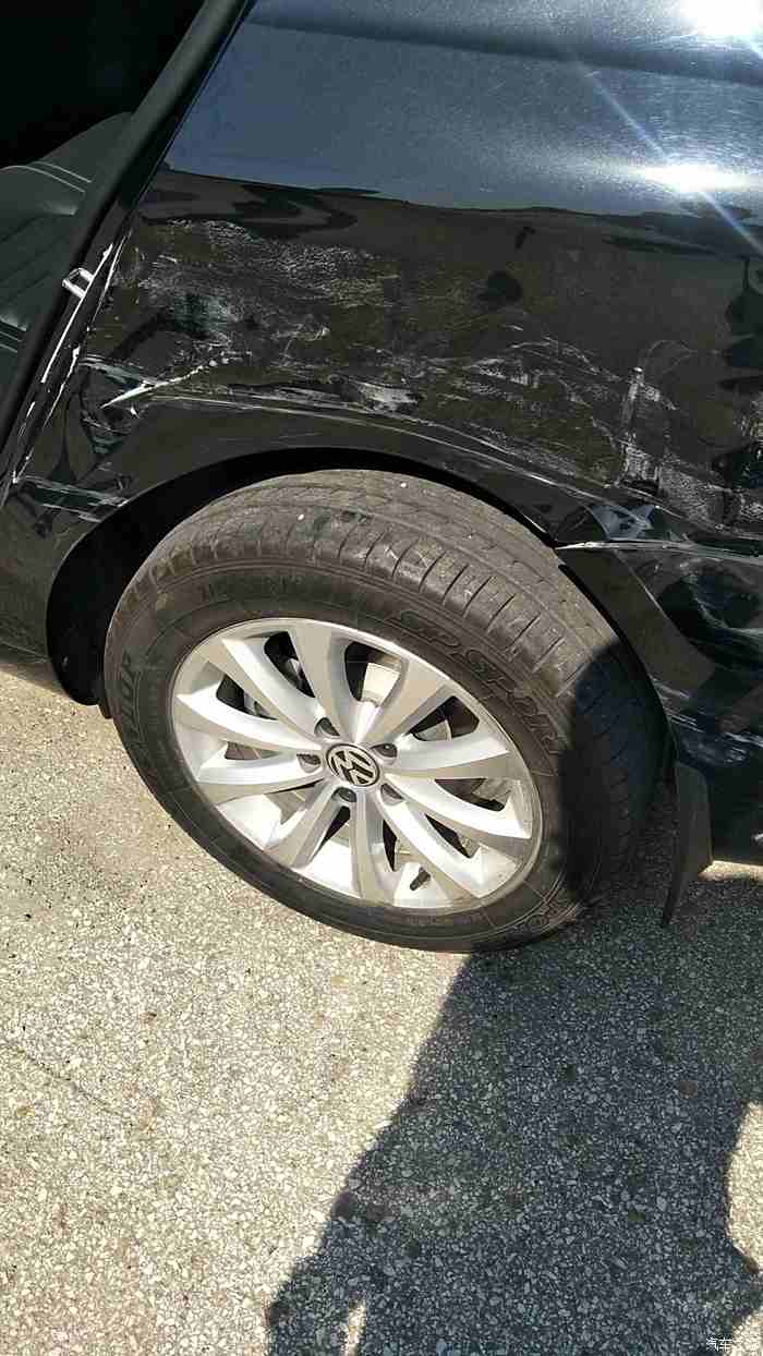 迈腾b8左后轮翼子板瘪了,这样钣金喷漆要多少钱