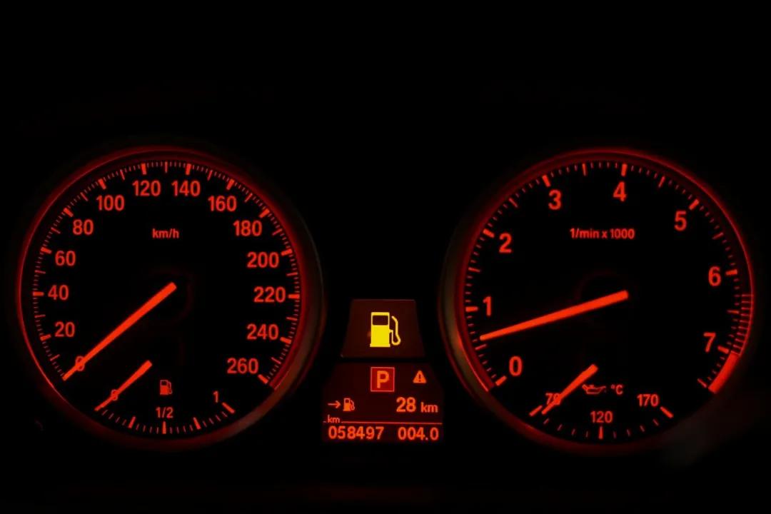 宝马没有机油会亮灯吗?