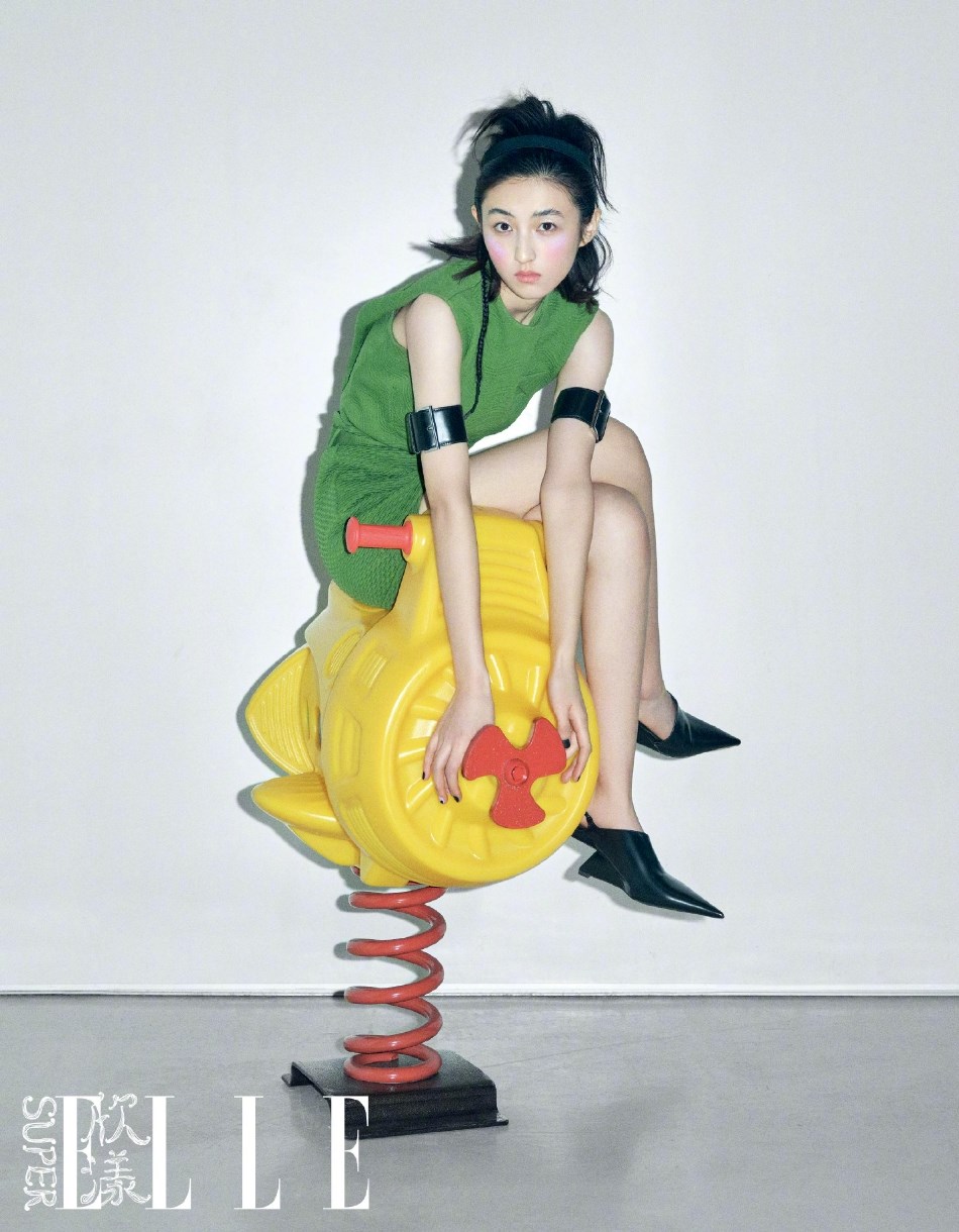 鬼马精灵少女!妹妹张子枫长筒袜配短裤可盐可甜