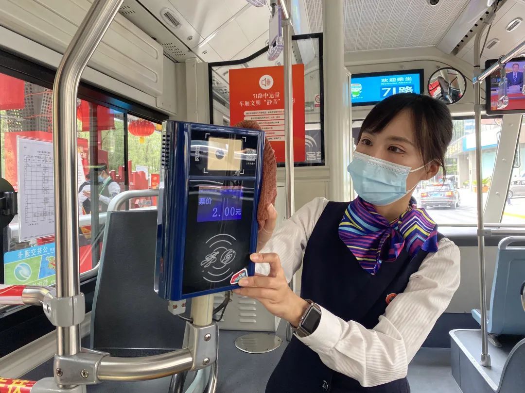 倾情服务,情满车厢!这位71路中运量的乘务员小姐姐你遇到过吗?