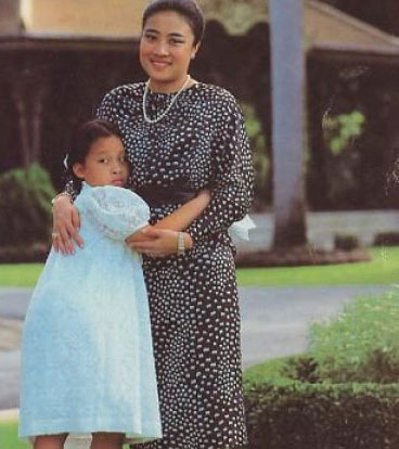 颂莎瓦丽王妃受小三夺去丈夫后,和女儿相依为命过日子