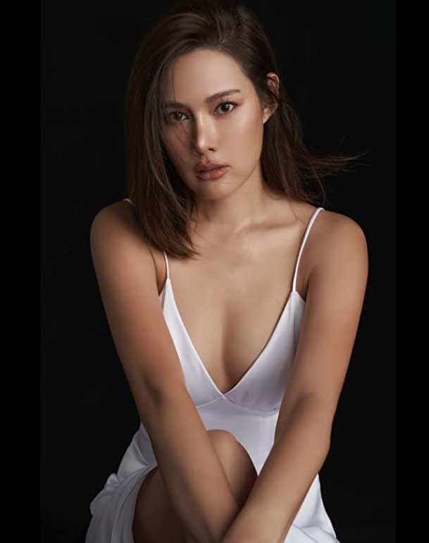 明星写真:雅雅英深v吊带礼服长裙性感宣传照,身材曼妙气场强大