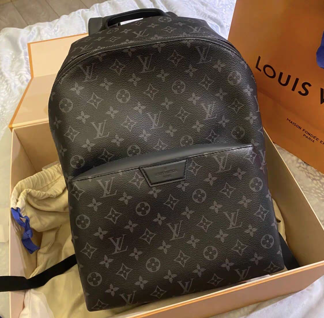 时尚又实用,lv男士双肩包