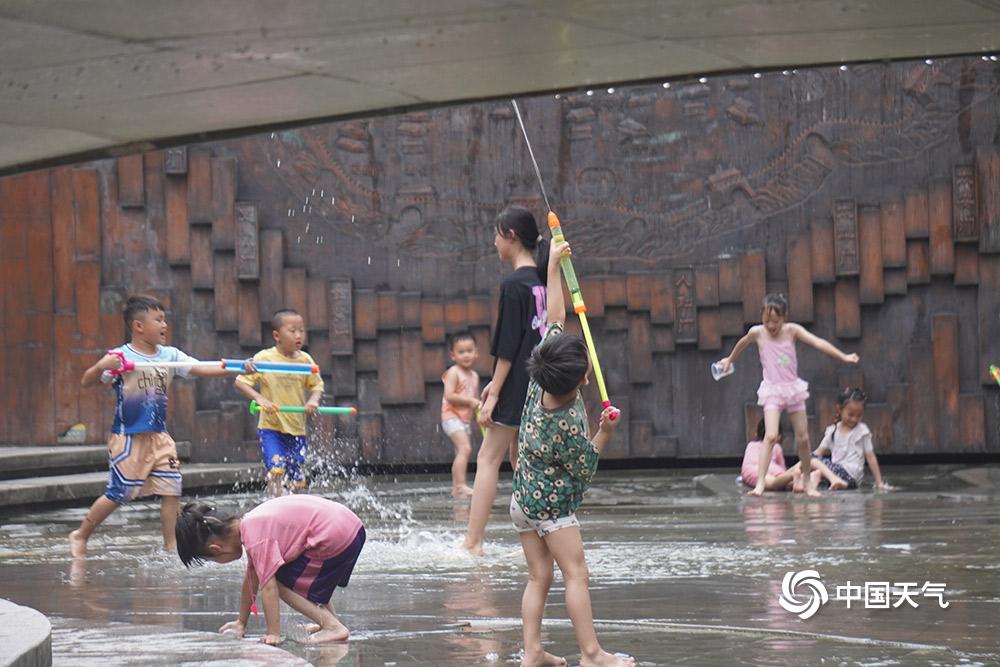 孩子戏水纳凉图片