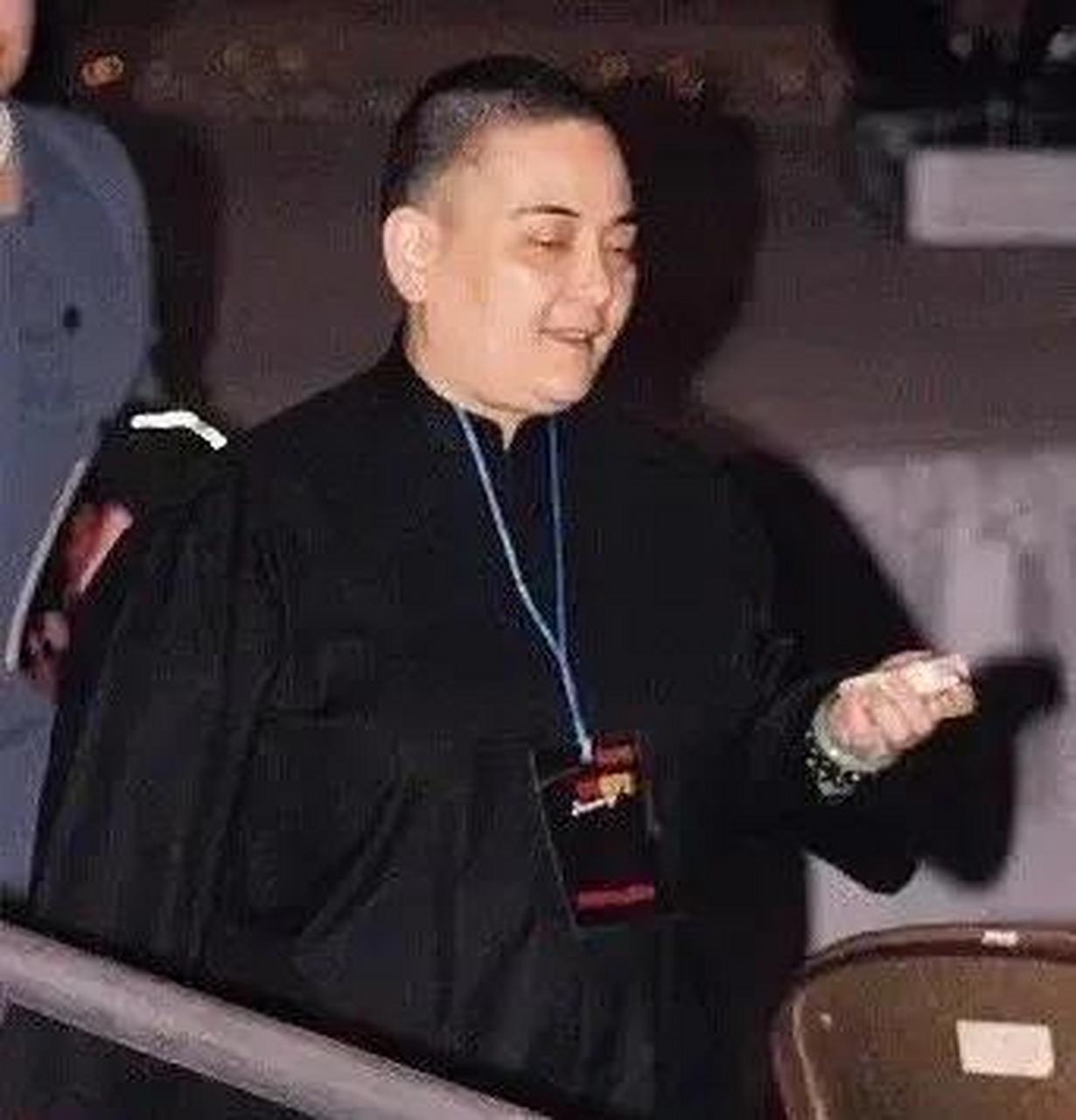 何超雄年轻时到底有多美,看看她留长发的照片就知道了.