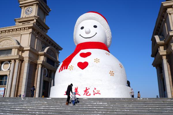 哈尔滨巨型卡通雪人引客来
