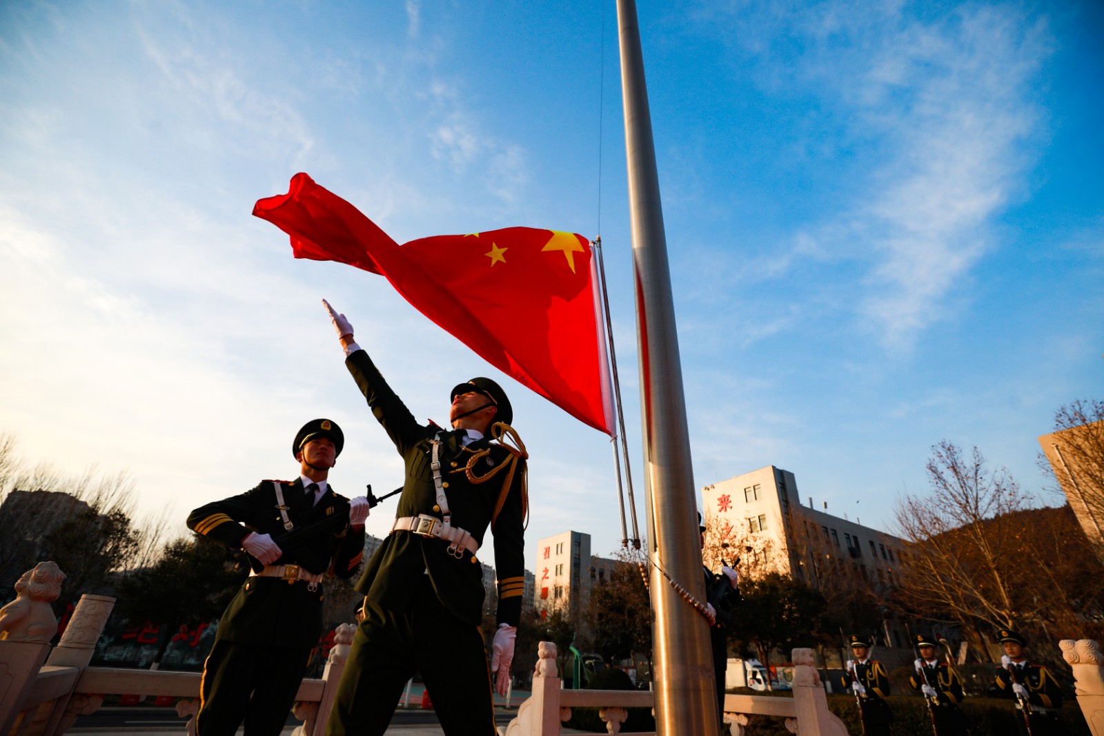 武警官兵在泉城济南举行元旦升旗仪式