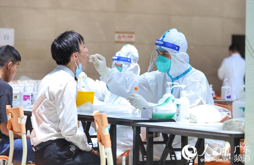 人民网直击广州市荔湾区核酸检测现场